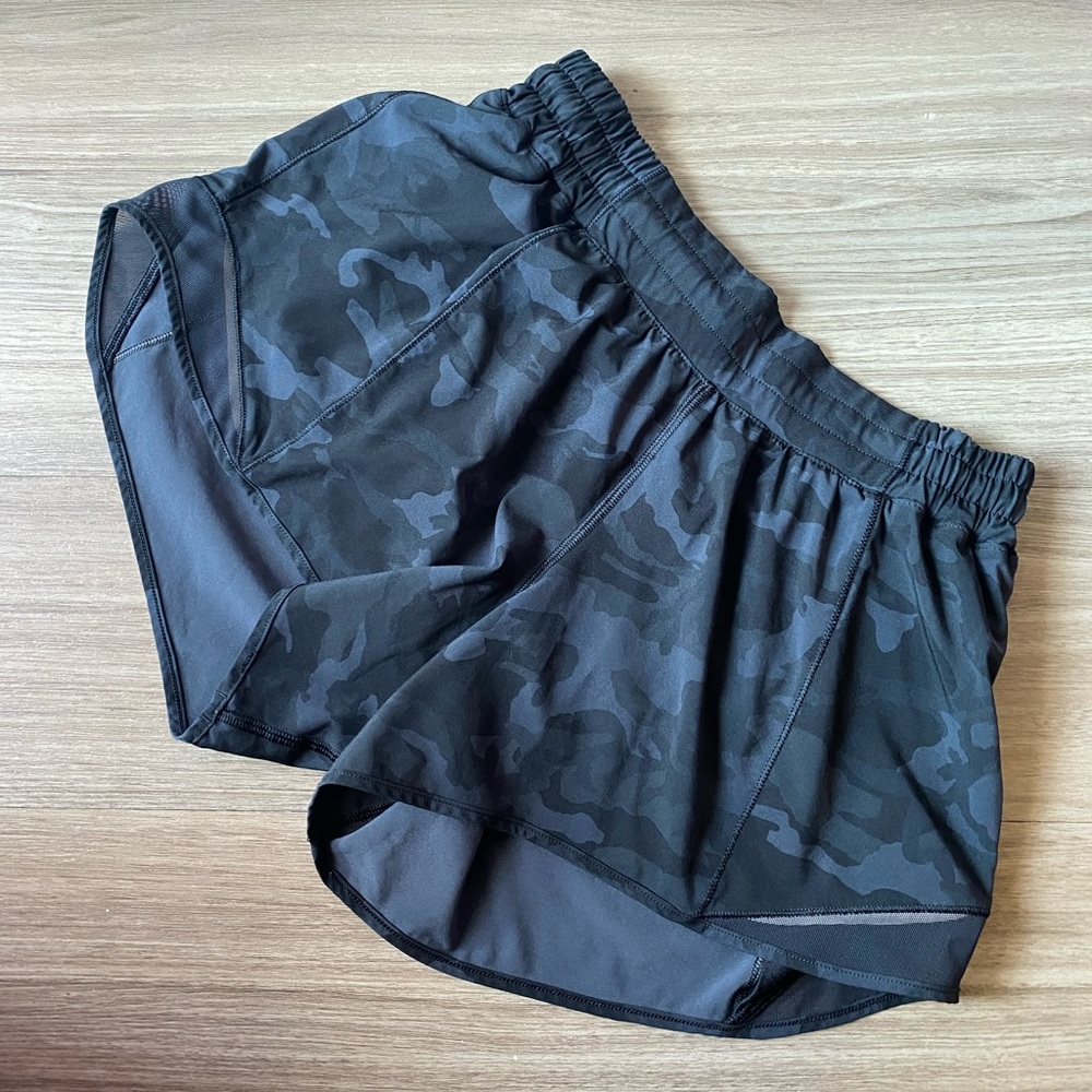 Lululemon Hotty Hot Low-Rise Camo shorts 4”